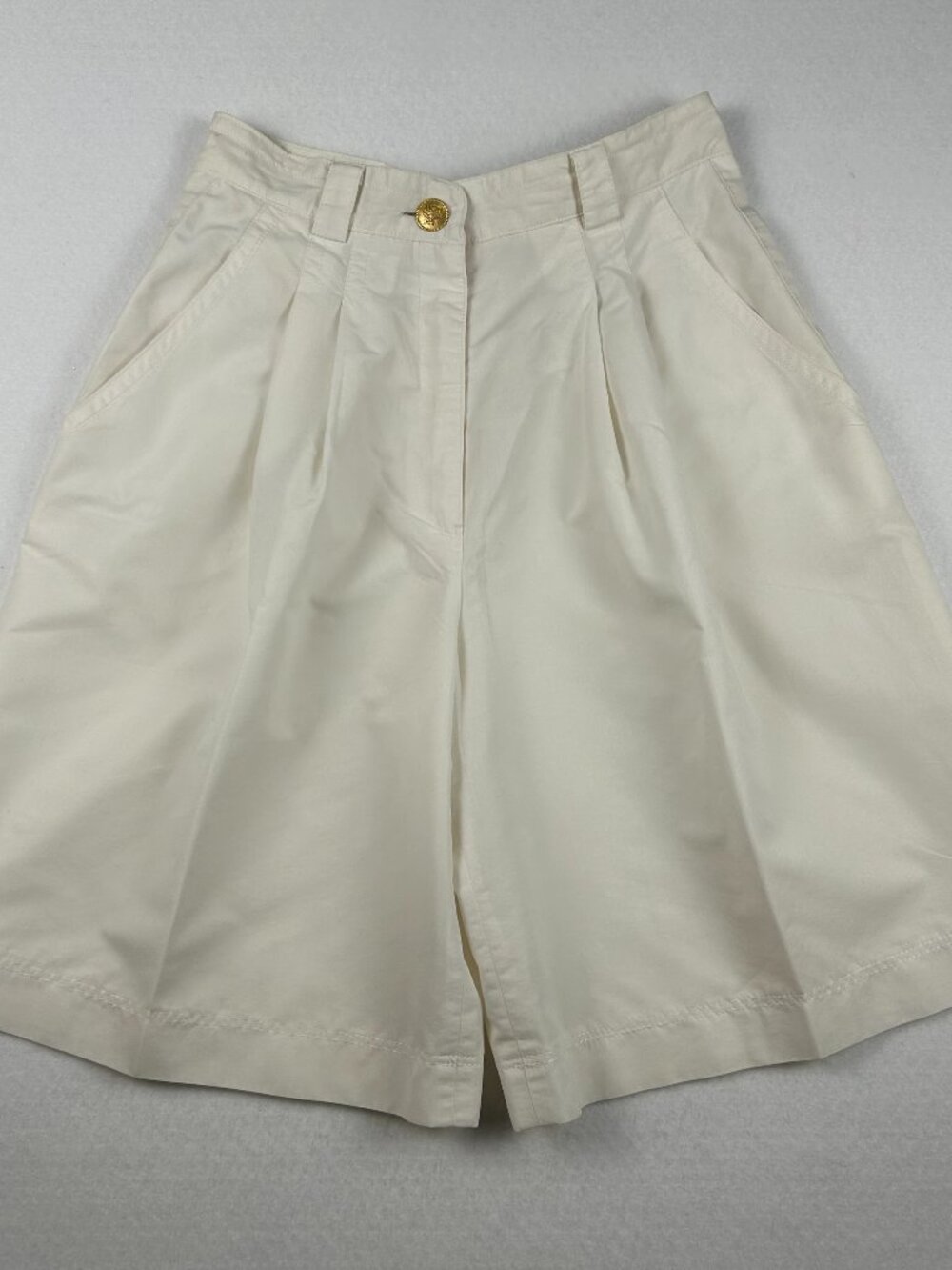 MCM Munchen | VINTAGE Women's White High Waisted Pleated Walking Shorts , XS S